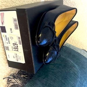 Brand new channel flats. Size 6.5 but runs a little small. Absolutely gorgeous